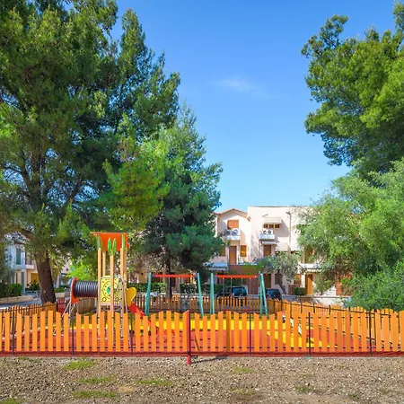 Iconic Marevia Beachfront 페프코초리